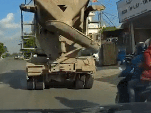 Đôi nam nữ bị hất văng khi va chạm với ôtô 7 chỗ-1