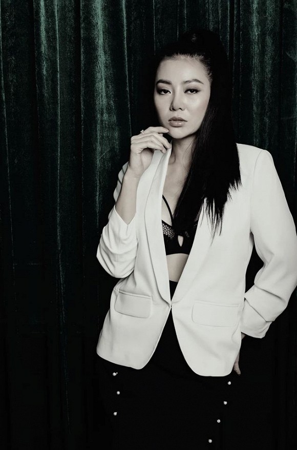 Diễn viên Thanh Hương táo bạo lộ nội y trong bộ ảnh đen trắng-1