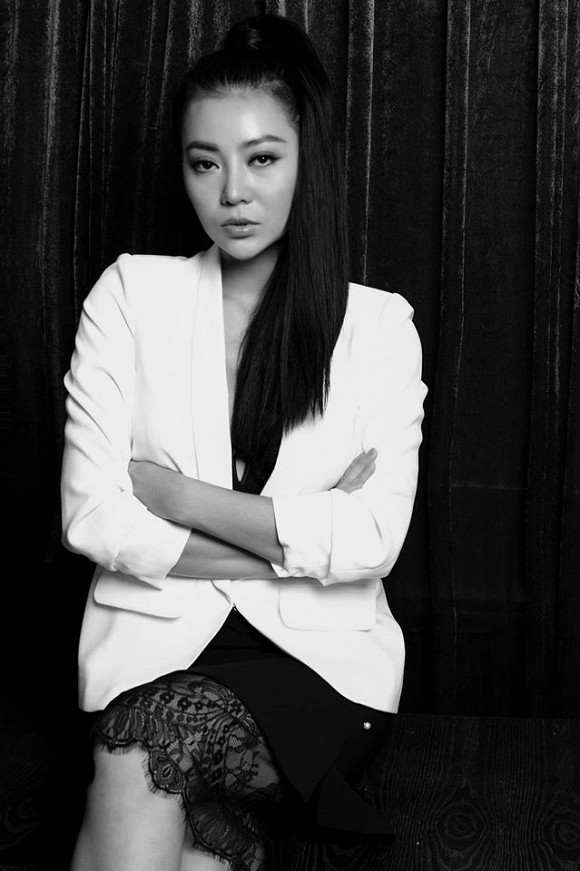 Diễn viên Thanh Hương táo bạo lộ nội y trong bộ ảnh đen trắng-2