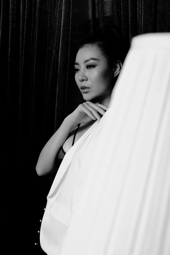 Diễn viên Thanh Hương táo bạo lộ nội y trong bộ ảnh đen trắng-5