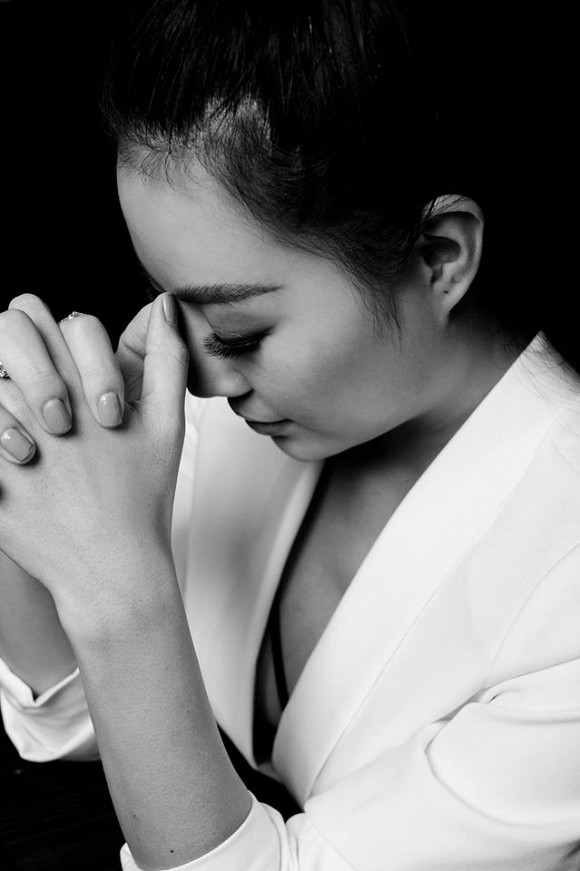 Diễn viên Thanh Hương táo bạo lộ nội y trong bộ ảnh đen trắng-10