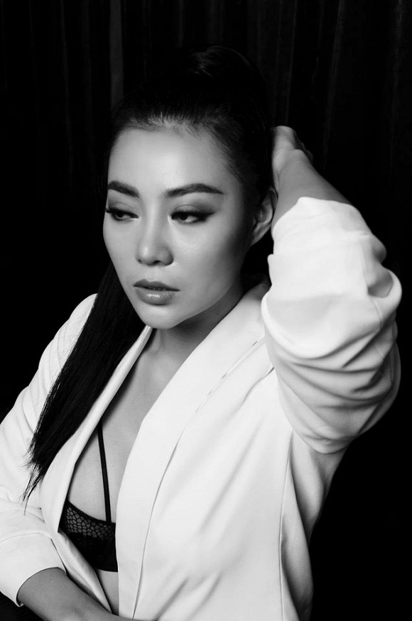 Diễn viên Thanh Hương táo bạo lộ nội y trong bộ ảnh đen trắng-11