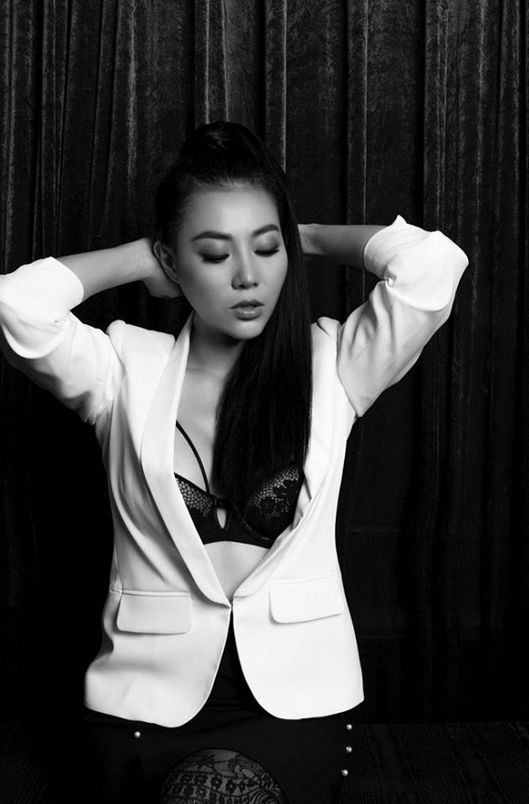 Diễn viên Thanh Hương táo bạo lộ nội y trong bộ ảnh đen trắng-12