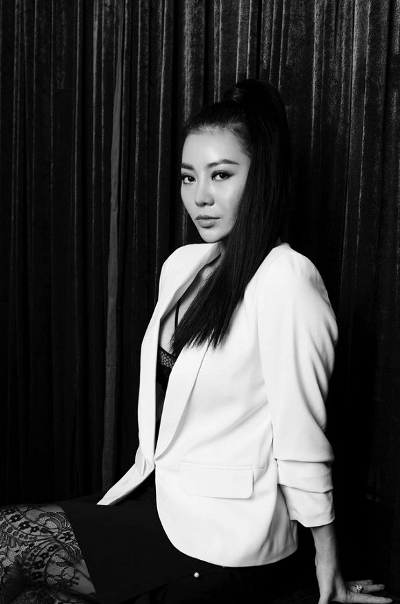 Diễn viên Thanh Hương táo bạo lộ nội y trong bộ ảnh đen trắng-8