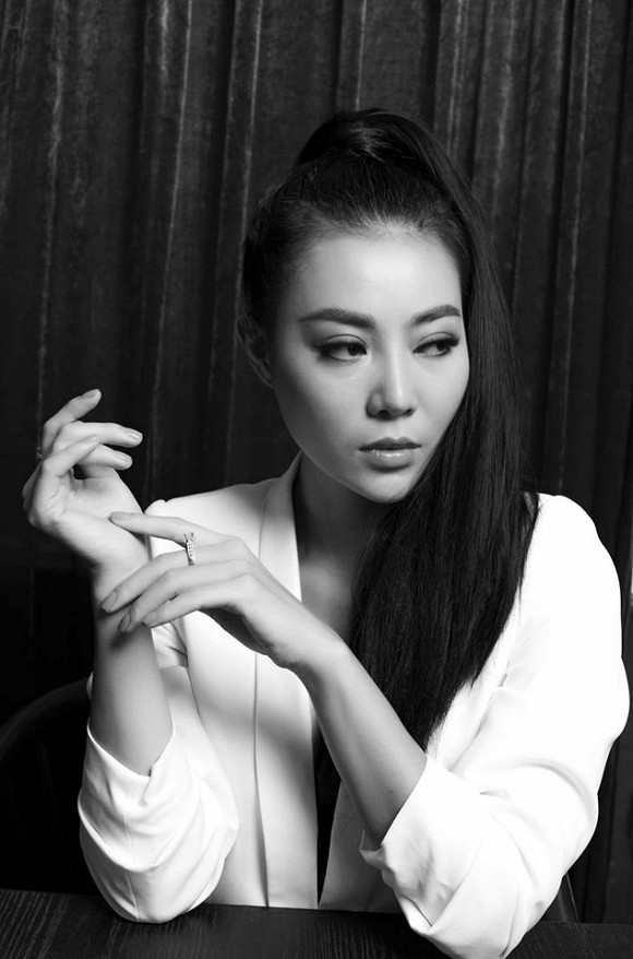 Diễn viên Thanh Hương táo bạo lộ nội y trong bộ ảnh đen trắng-9