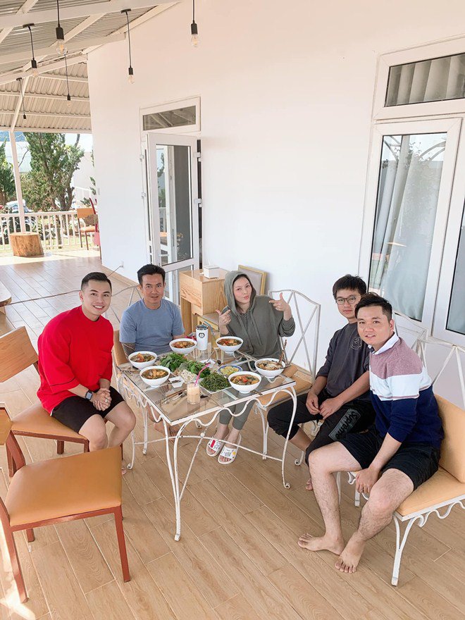 Lý Nhã Kỳ sống ảo sau khi nấu ăn, té ghế với bộ dạng cô trong ảnh hậu trường-1