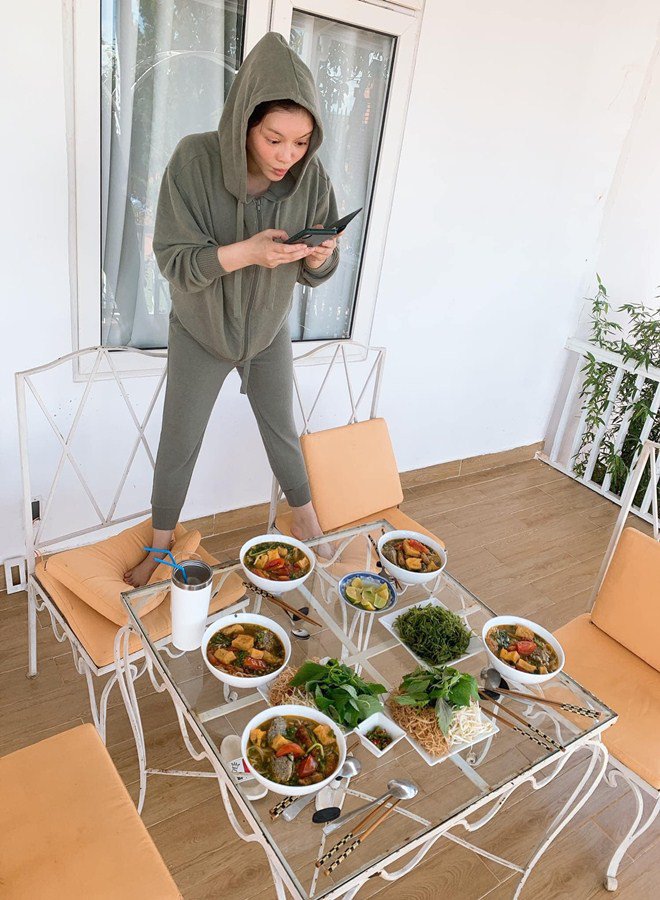 Lý Nhã Kỳ sống ảo sau khi nấu ăn, té ghế với bộ dạng cô trong ảnh hậu trường-3