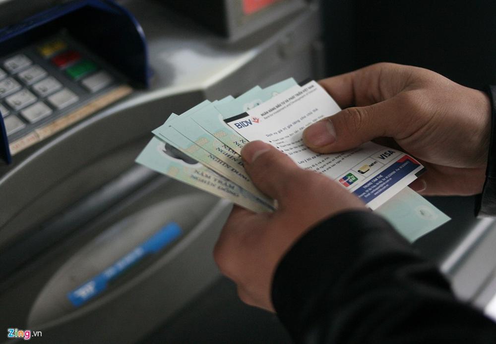 Lãi hàng nghìn tỷ từ các loại phí chuyển khoản, rút tiền ATM-1