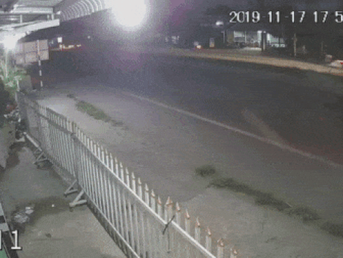 Thanh niên phóng xe máy tông chết cụ bà rồi trượt dài trên đường tóe lửa