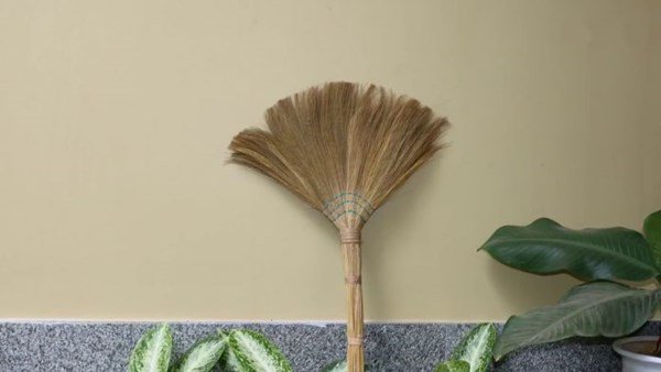 Đặt chổi quét nhà chỗ này là phạm đại kỵ phong thủy, quét sạch tiền bạc, chọc giận thần linh-2
