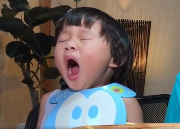 Clip bé Sa hoá thân thành thánh ăn chực” viral mạnh vì quá cute: Khi bạn dễ thương như Sa thì làm gì cũng không lo bị ra chuồng gà chơi-1