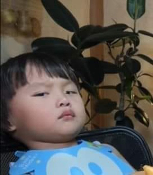 Clip bé Sa hoá thân thành thánh ăn chực” viral mạnh vì quá cute: Khi bạn dễ thương như Sa thì làm gì cũng không lo bị ra chuồng gà chơi-2