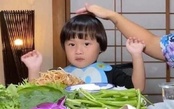 Clip bé Sa hoá thân thành thánh ăn chực” viral mạnh vì quá cute: Khi bạn dễ thương như Sa thì làm gì cũng không lo bị ra chuồng gà chơi-3