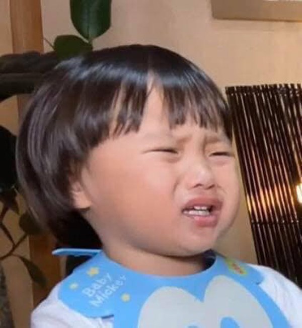 Clip bé Sa hoá thân thành thánh ăn chực” viral mạnh vì quá cute: Khi bạn dễ thương như Sa thì làm gì cũng không lo bị ra chuồng gà chơi-4