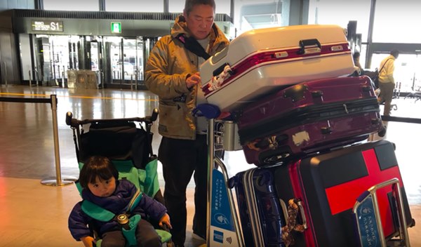 Clip bé Sa hoá thân thành thánh ăn chực” viral mạnh vì quá cute: Khi bạn dễ thương như Sa thì làm gì cũng không lo bị ra chuồng gà chơi-6