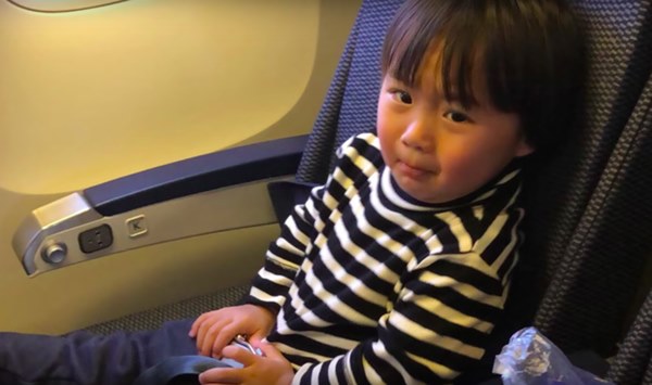 Clip bé Sa hoá thân thành thánh ăn chực” viral mạnh vì quá cute: Khi bạn dễ thương như Sa thì làm gì cũng không lo bị ra chuồng gà chơi-7