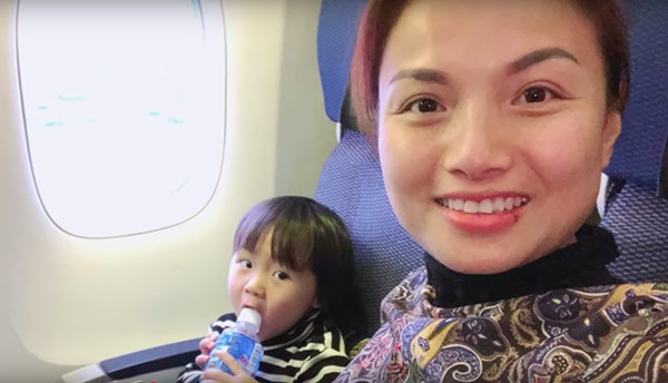 Clip bé Sa hoá thân thành thánh ăn chực” viral mạnh vì quá cute: Khi bạn dễ thương như Sa thì làm gì cũng không lo bị ra chuồng gà chơi-8