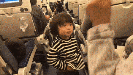 Clip bé Sa hoá thân thành thánh ăn chực” viral mạnh vì quá cute: Khi bạn dễ thương như Sa thì làm gì cũng không lo bị ra chuồng gà chơi-11