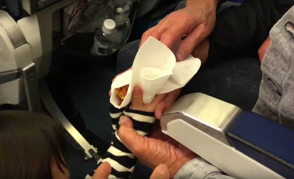 Clip bé Sa hoá thân thành thánh ăn chực” viral mạnh vì quá cute: Khi bạn dễ thương như Sa thì làm gì cũng không lo bị ra chuồng gà chơi-12