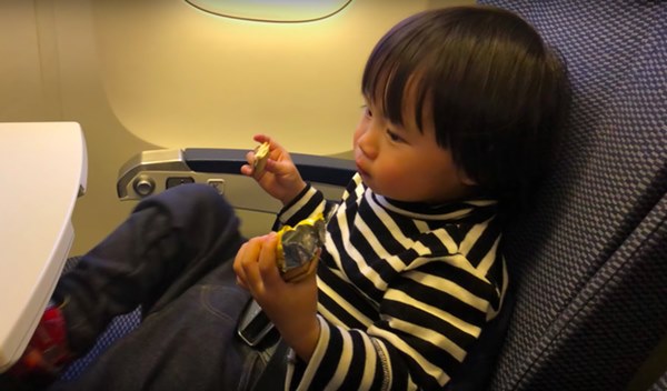 Clip bé Sa hoá thân thành thánh ăn chực” viral mạnh vì quá cute: Khi bạn dễ thương như Sa thì làm gì cũng không lo bị ra chuồng gà chơi-14