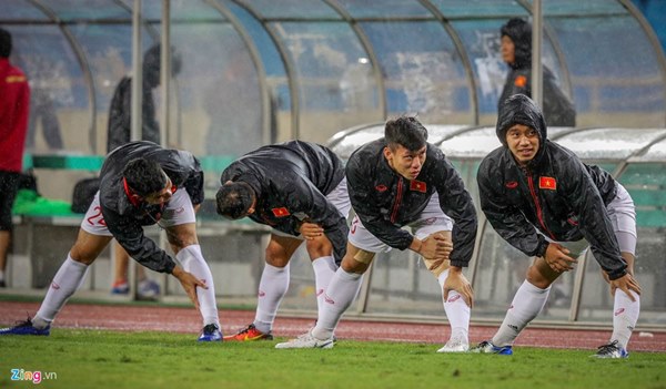 Thầy Park cầu nguyện trong mưa trước trận quyết đấu Thái Lan-3