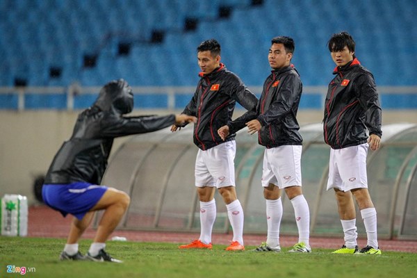 Thầy Park cầu nguyện trong mưa trước trận quyết đấu Thái Lan-4