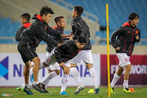 Thầy Park cầu nguyện trong mưa trước trận quyết đấu Thái Lan-5