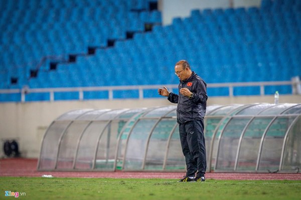 Thầy Park cầu nguyện trong mưa trước trận quyết đấu Thái Lan-6