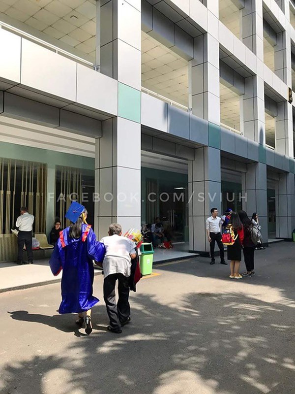 Hình ảnh người ông lưng còng lặng lẽ ôm hoa đến tặng cháu gái trong lễ tốt nghiệp khiến nhiều người rưng rưng-3