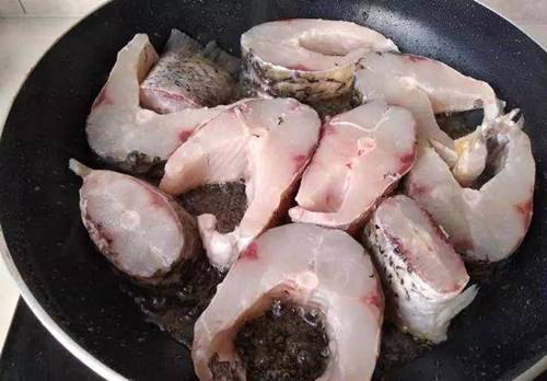 Kho cá không đổ nước, tôi liều thay bằng bia, bỗng được món ngon chưa từng có-1