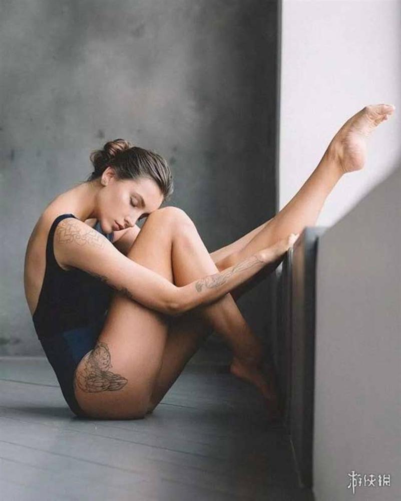 Người phụ nữ Nga có cặp giò dài gần nhất thế gian, lấy chân đóng cốp xe điệu nghệ-2