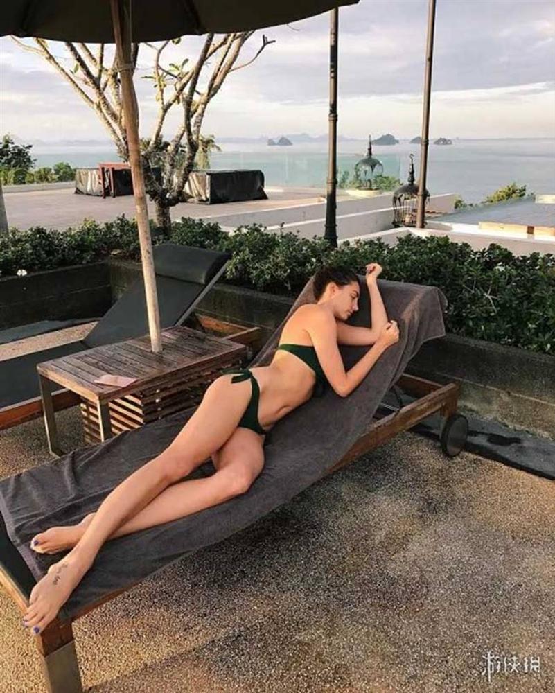 Người phụ nữ Nga có cặp giò dài gần nhất thế gian, lấy chân đóng cốp xe điệu nghệ-3