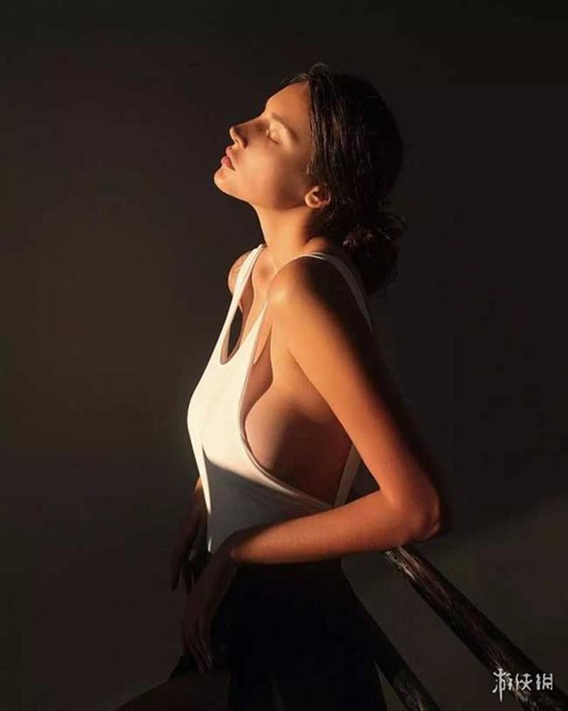 Người phụ nữ Nga có cặp giò dài gần nhất thế gian, lấy chân đóng cốp xe điệu nghệ-4