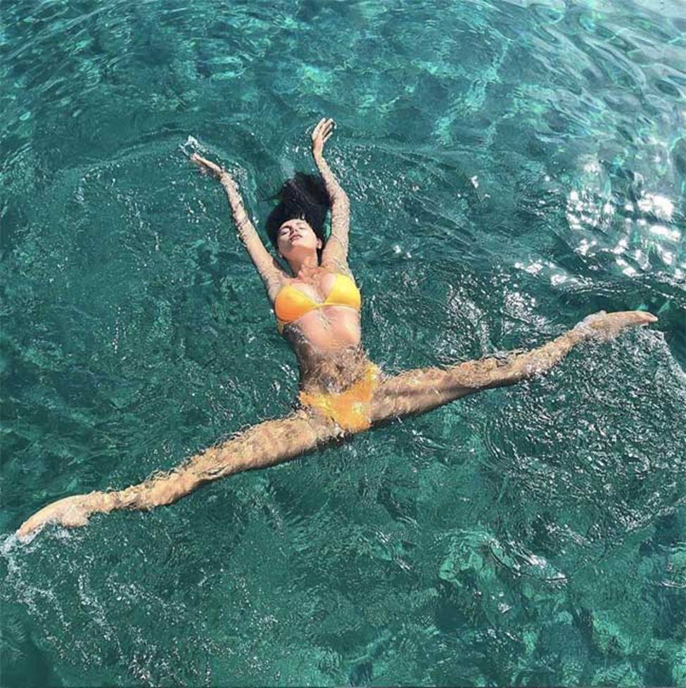 Người phụ nữ Nga có cặp giò dài gần nhất thế gian, lấy chân đóng cốp xe điệu nghệ-8