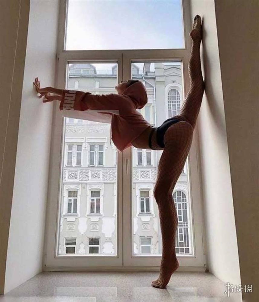 Người phụ nữ Nga có cặp giò dài gần nhất thế gian, lấy chân đóng cốp xe điệu nghệ-12