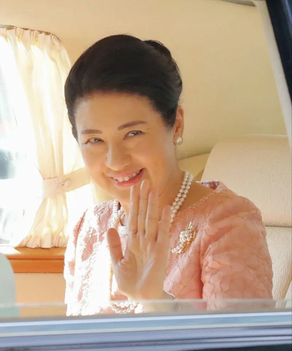Hoàng hậu Masako tỏa sáng với phong cách khác lạ giữa tin vui hoàng gia Nhật có thêm một bé trai-1