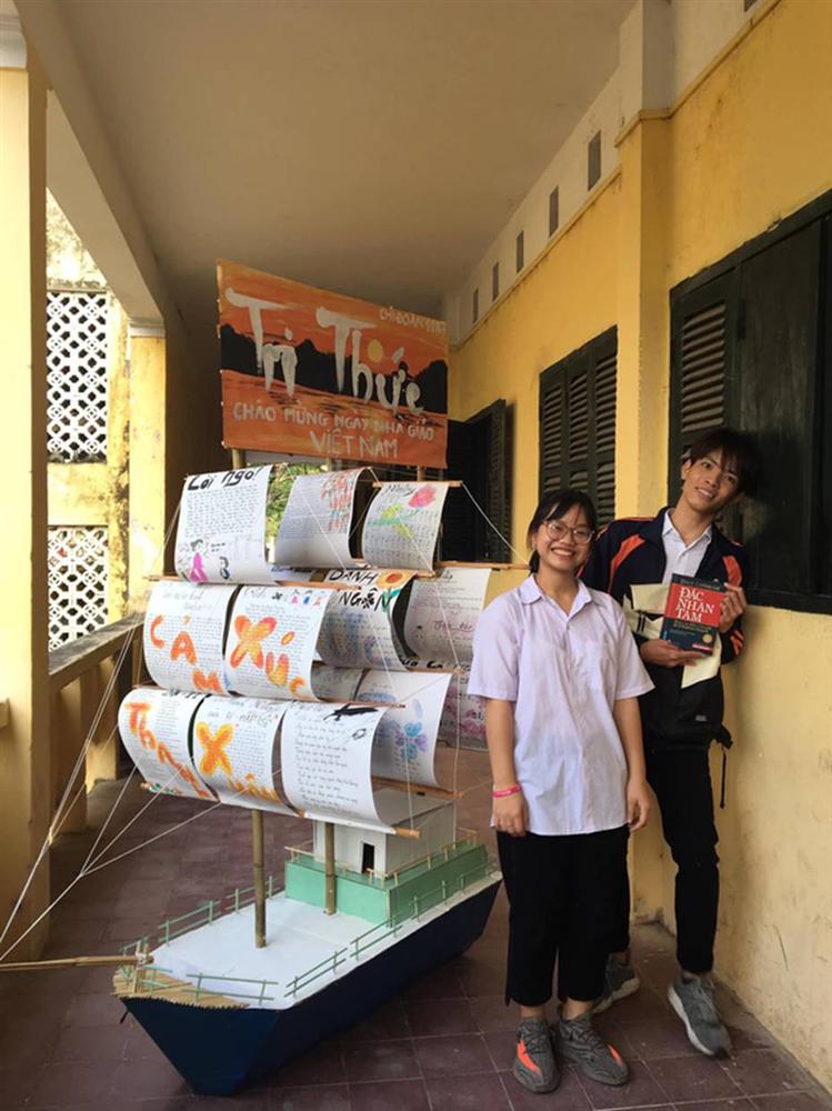 Báo giấy xưa lắm rồi, học sinh bây giờ đang làm mưa làm gió trên MXH vì siêu phẩm báo tường 3D cực chất tặng thầy cô 20/11-2