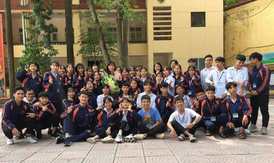 Báo giấy xưa lắm rồi, học sinh bây giờ đang làm mưa làm gió trên MXH vì siêu phẩm báo tường 3D cực chất tặng thầy cô 20/11-4