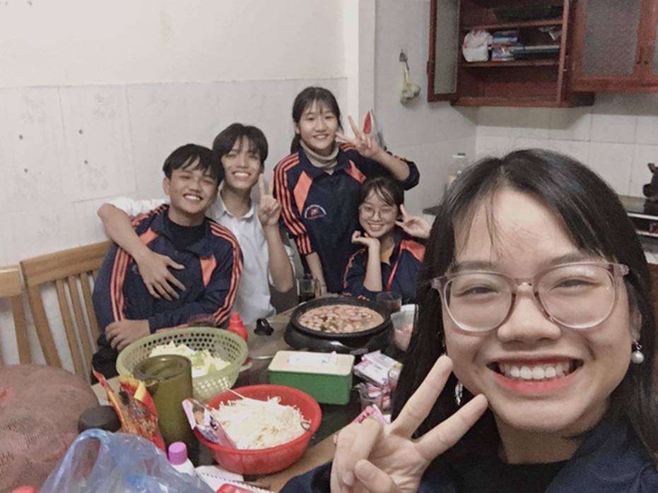 Báo giấy xưa lắm rồi, học sinh bây giờ đang làm mưa làm gió trên MXH vì siêu phẩm báo tường 3D cực chất tặng thầy cô 20/11-5