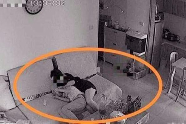 Âm thầm lắp camera ở nhà để tiện theo dõi con trai 11 tuổi, ông bố bất ngờ khi phát hiện cảnh tượng này-2