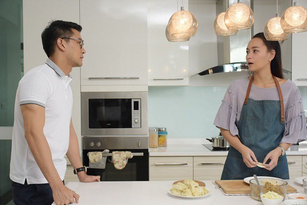 Nghe tiếng giúp việc lả lướt trong nhà tắm, vợ tức tốc đạp cửa phi vào nhưng người đàn ông quen mặt bên trong mới thật sự gây bất ngờ-1