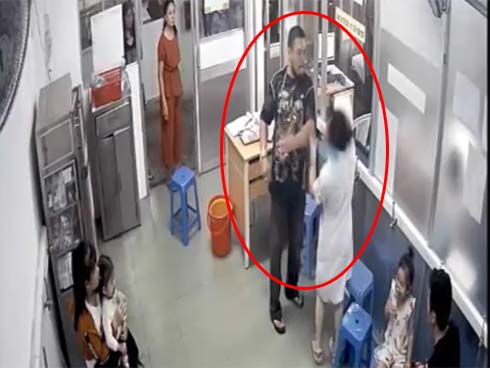 Xe tải biển nước ngoài tông xe máy dừng chờ đèn đỏ, vợ tử vong, chồng trọng thương-2