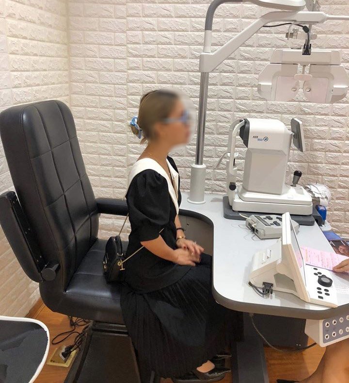 Vợ kêu không nhìn thấy gì, chồng đưa 1 thứ khiến mắt cận bỗng 10/10, tóe lửa điện-1