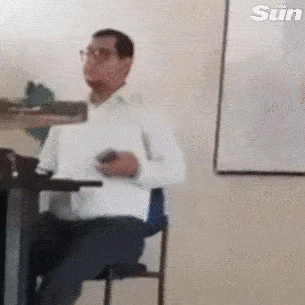 Phẫn nộ khoảnh khắc thầy giáo cầm sẵn điện thoại để chụp lén dưới váy nữ sinh khi kiểm tra bài tập-2