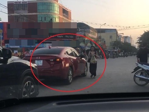 Người phụ nữ lái ôtô đỗ xe giữa đường để đi chợ
