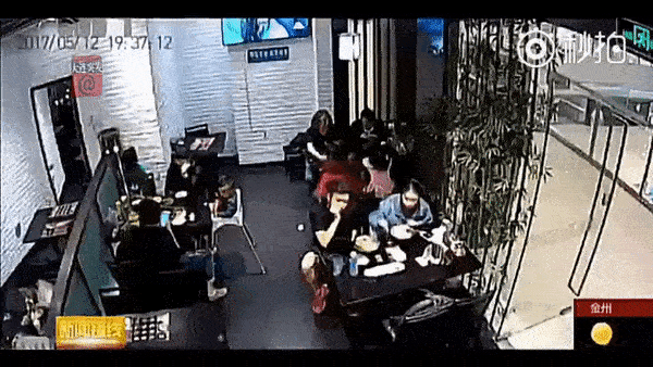 Nữ sinh viên đại học tấn công đứa bé 4 tuổi ầm ĩ, nghịch ngợm trong nhà hàng dẫn đến hỗn chiến” giữa gia đình hai bên-1