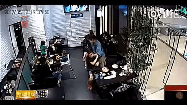 Nữ sinh viên đại học tấn công đứa bé 4 tuổi ầm ĩ, nghịch ngợm trong nhà hàng dẫn đến hỗn chiến” giữa gia đình hai bên-2