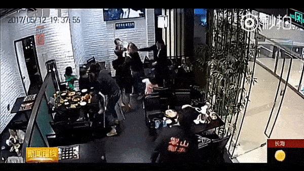 Nữ sinh viên đại học tấn công đứa bé 4 tuổi ầm ĩ, nghịch ngợm trong nhà hàng dẫn đến hỗn chiến” giữa gia đình hai bên-4