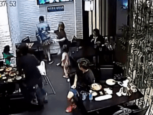 Nữ sinh viên đại học tấn công đứa bé 4 tuổi ầm ĩ, nghịch ngợm trong nhà hàng dẫn đến “hỗn chiến” giữa gia đình hai bên