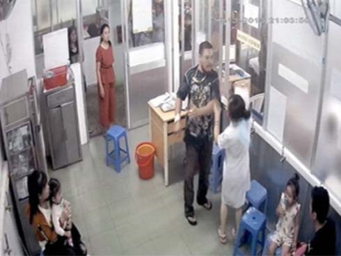 Công an làm việc với người đàn ông đánh nữ điều dưỡng bệnh viện Nhi Đồng 1 gãy xương hàm